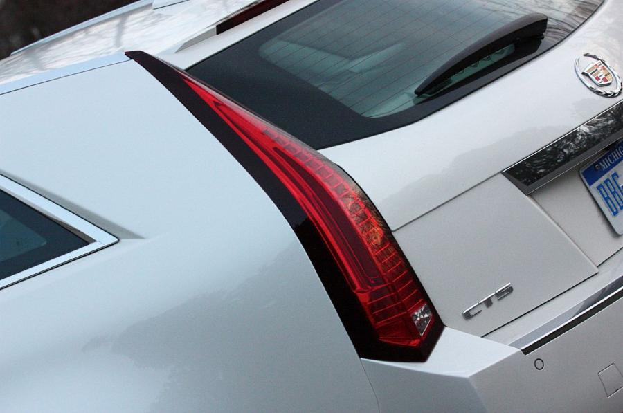  Cadillac CTS-V Sport Wagon 2011 года  (фото 55 из 73)